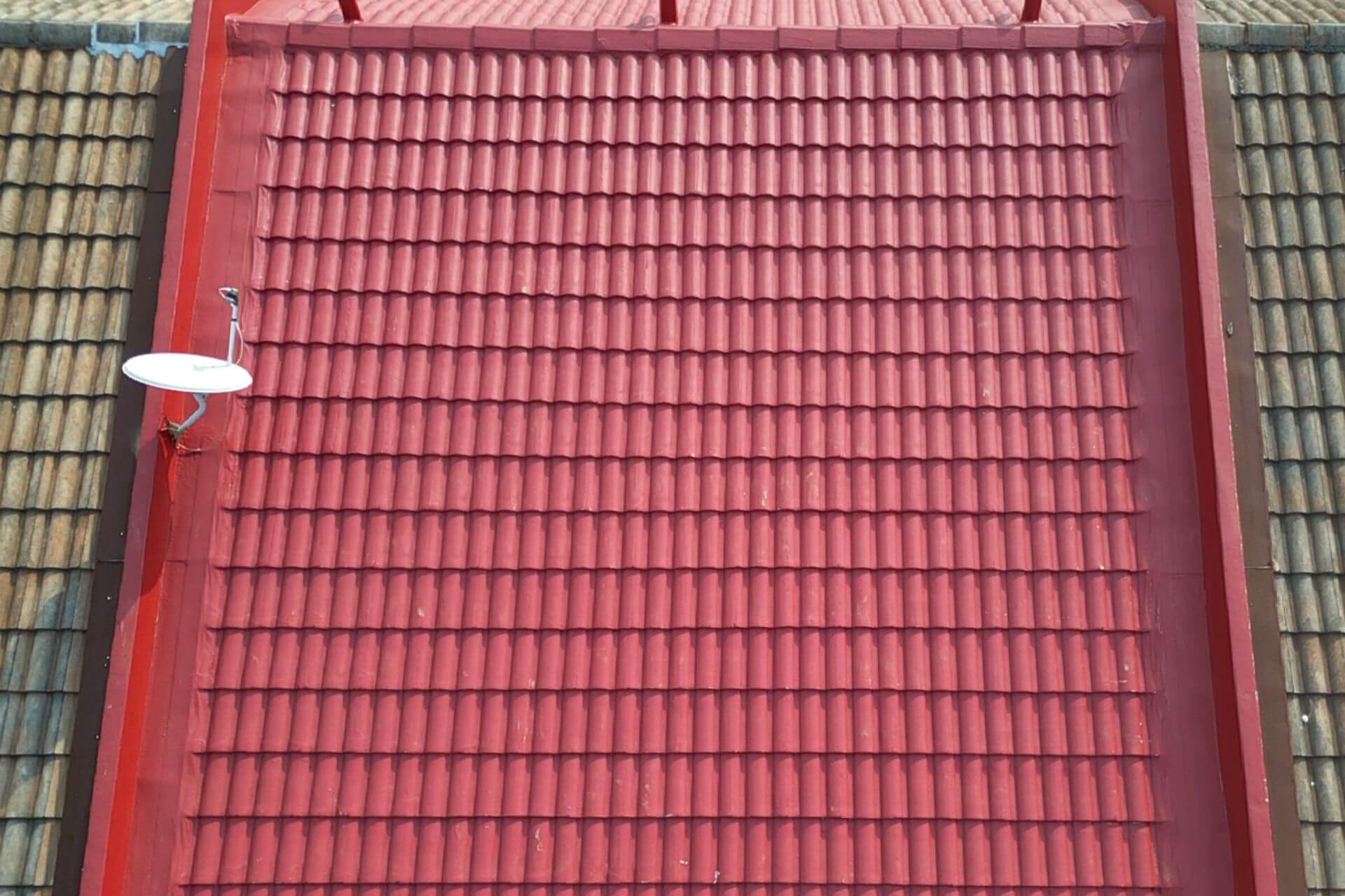 polyurea-waterproofing-roof-tiles-project-reference-roof-tile-closed-up
